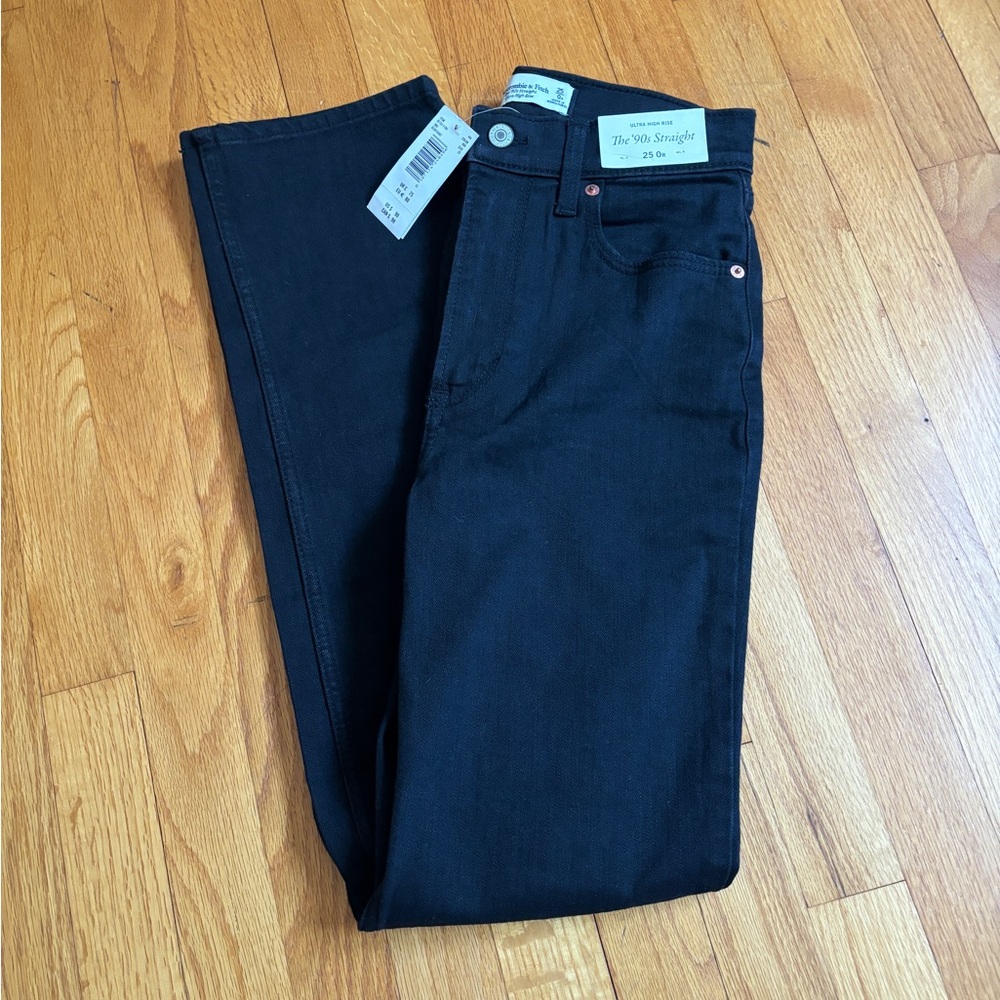 NWT Abercrombie Ultra High Rise 90s Straight Jean